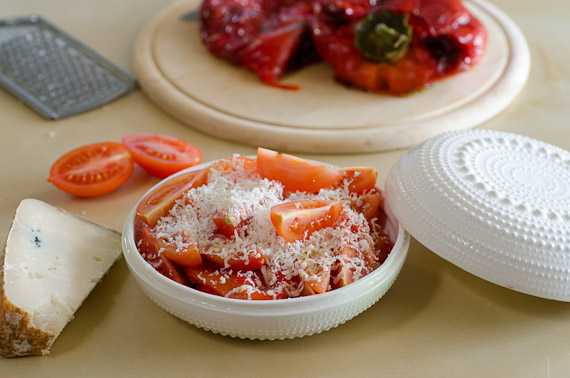 סלט פלפלים קלויים, עגבניות שרי וגבינת תום