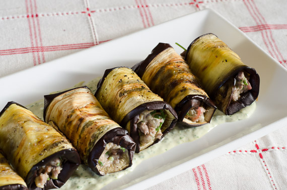 גלילות חציל ממולאות בבשר ובצנוברים- רטרו מטורף במטבח!